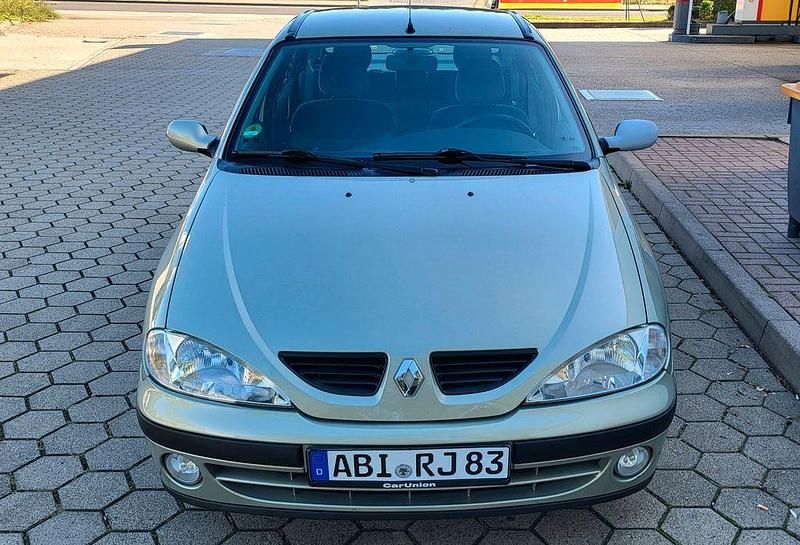 Gebraucht Renault Mégane 95 PS (69 kW) 2001 Silber Limousine