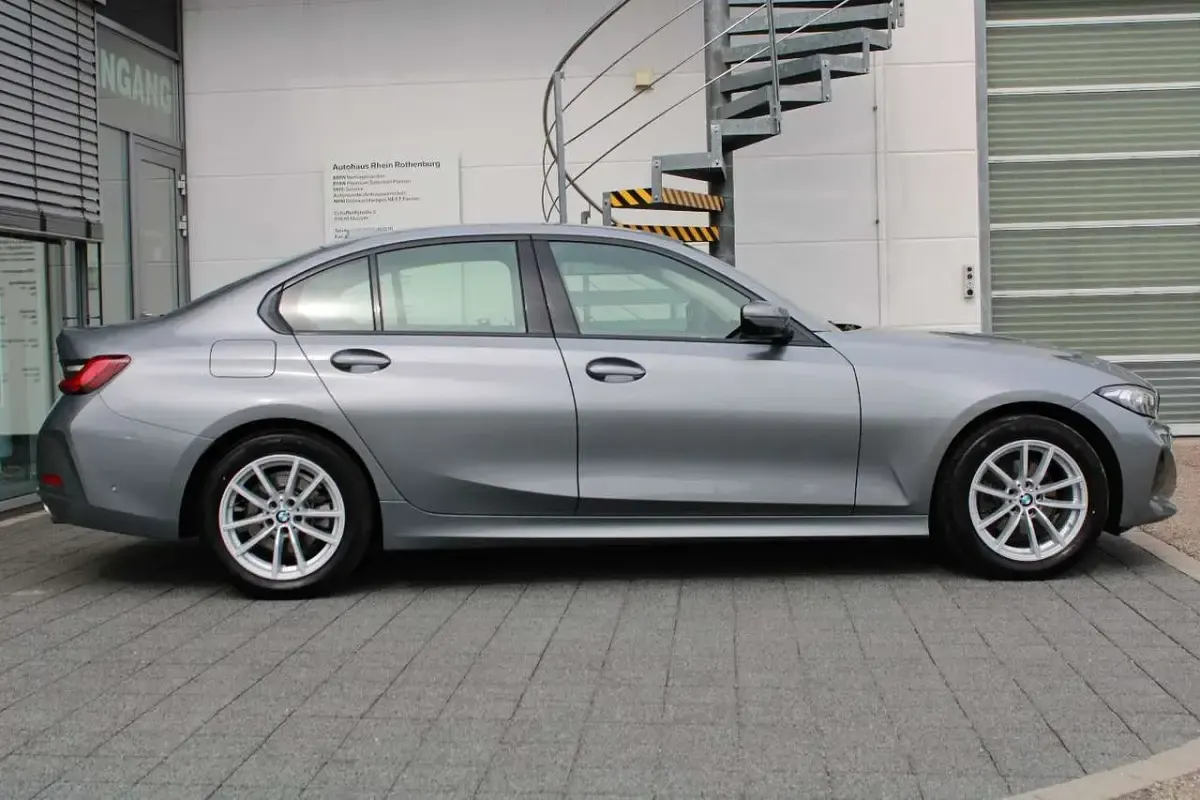 Gebraucht BMW 320 184 PS (135 kW) 2025 Skyscraper grau metallic Limousine