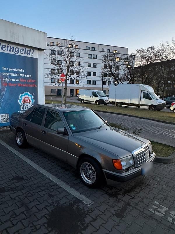 Gebraucht Mercedes E220 150 PS (110 kW) 1993 Grau Limousine