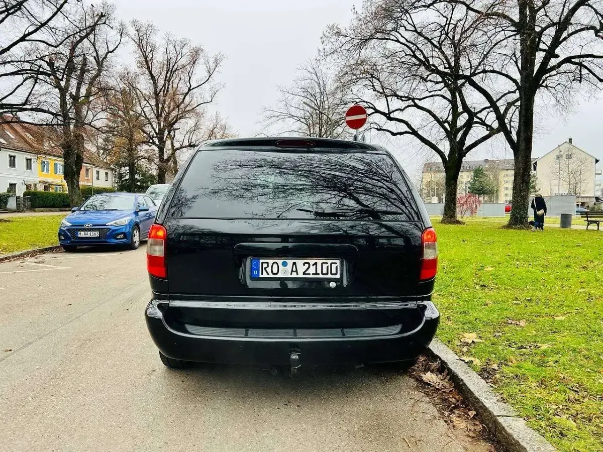 Gebraucht Chrysler Voyager 148 PS (108 kW) 2005 Schwarz Van / Kleinbus