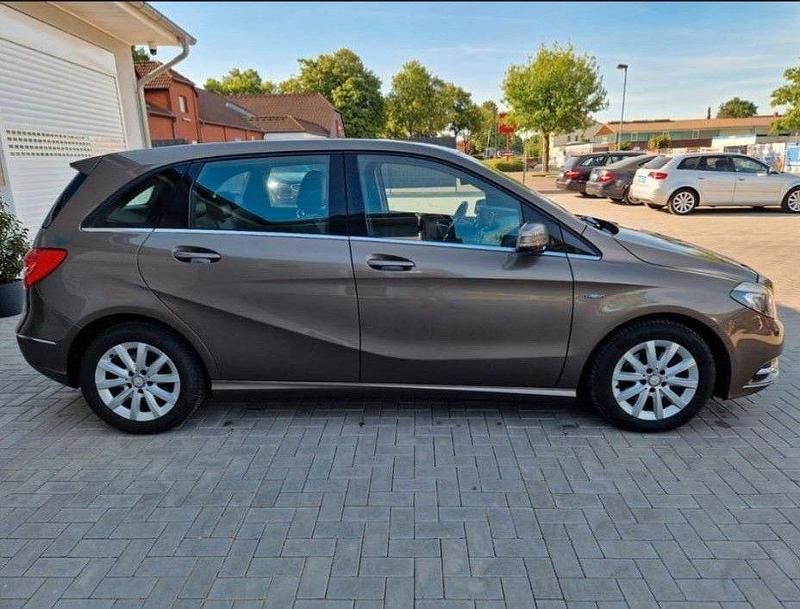 Gebraucht Mercedes B180 109 PS (80 kW) 2012 Monolithgrau Van / Kleinbus