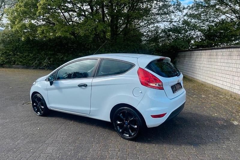 Gebraucht Ford Fiesta 82 PS (60 kW) 2012 Weiß Kleinwagen
