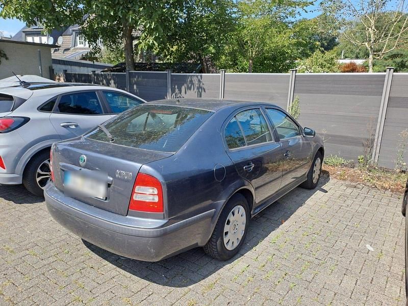 Grau Gebraucht 2009 Skoda Octavia Classic Limousine | 2.200 € (Superpreis) - Bild 1/4