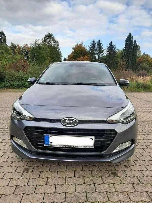 Grau Gebraucht 2018 Hyundai i20 Passion Plus Limousine | 5.900 € - Bild 1/4