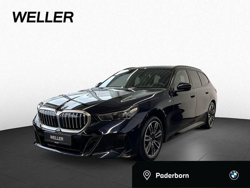 Carbonschwarz (schwarz) Gebraucht 2024 BMW 520 M Sport Kombi | 49.800 € (Guter Preis) - Bild 1/4