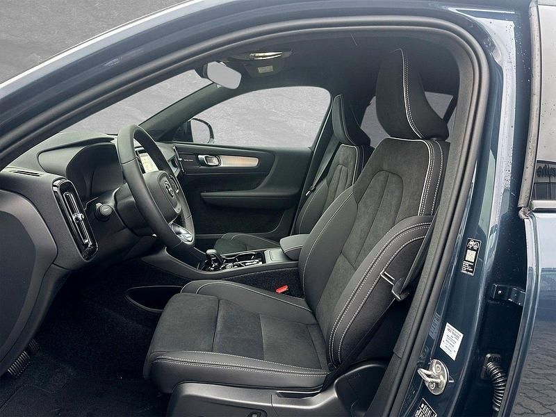 Neu Volvo XC40 Plus 163 PS (119 kW) 2025 Denim blue SUV