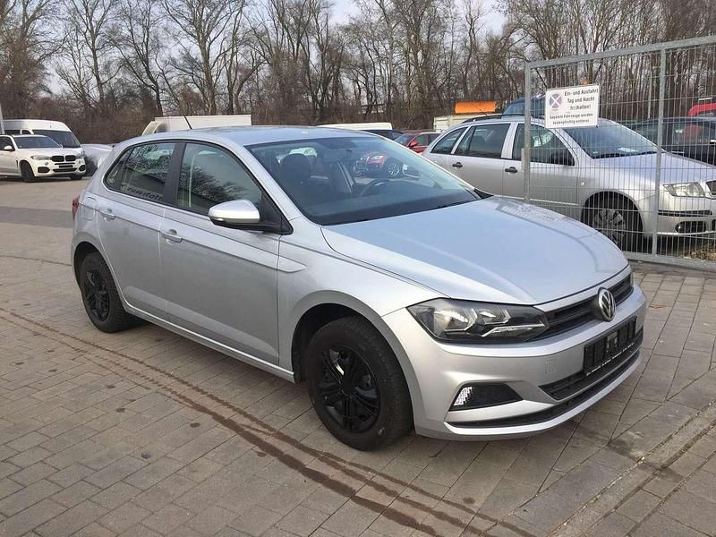 Gebraucht VW Polo Trendline 80 PS (58 kW) 2020 Reflexsilber metallic Kleinwagen