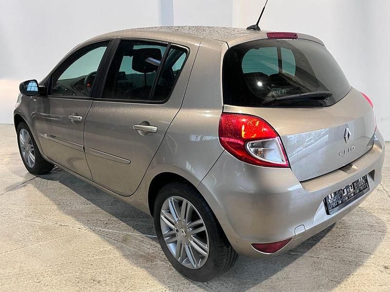 Gebraucht Renault Clio III Night&Day 111 PS (81 kW) 2012 Braun Limousine