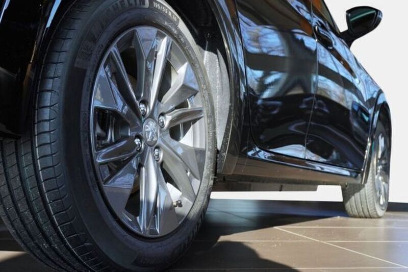 Gebraucht Peugeot e-208 Allure 100 kW (136 PS) 2023 Schwarz Kleinwagen