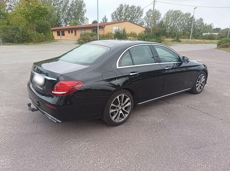 Gebraucht Mercedes E220 Avantgarde 194 PS (142 kW) 2016 Schwarz Limousine