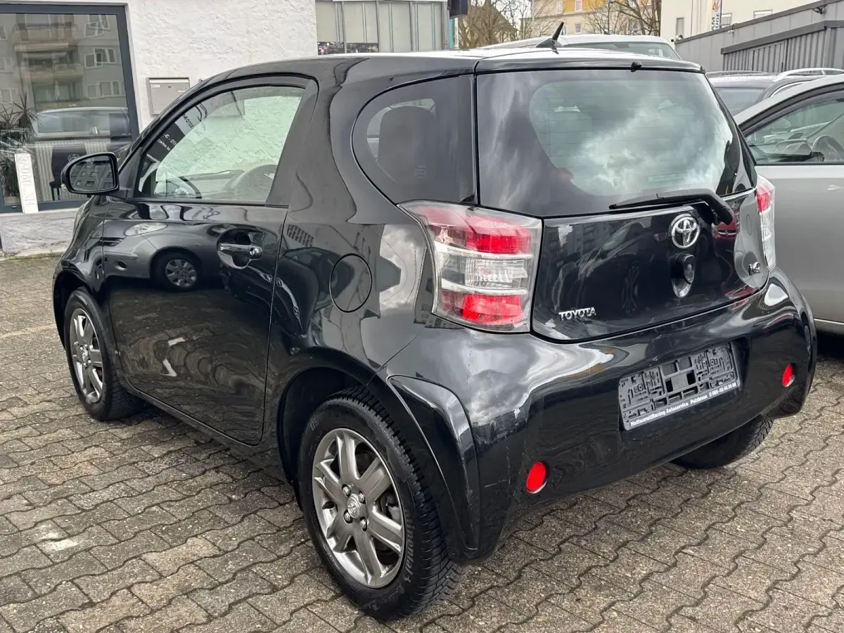 Używany Toyota iQ 68 KM (50 kW) 2009 Czarny Hatchback