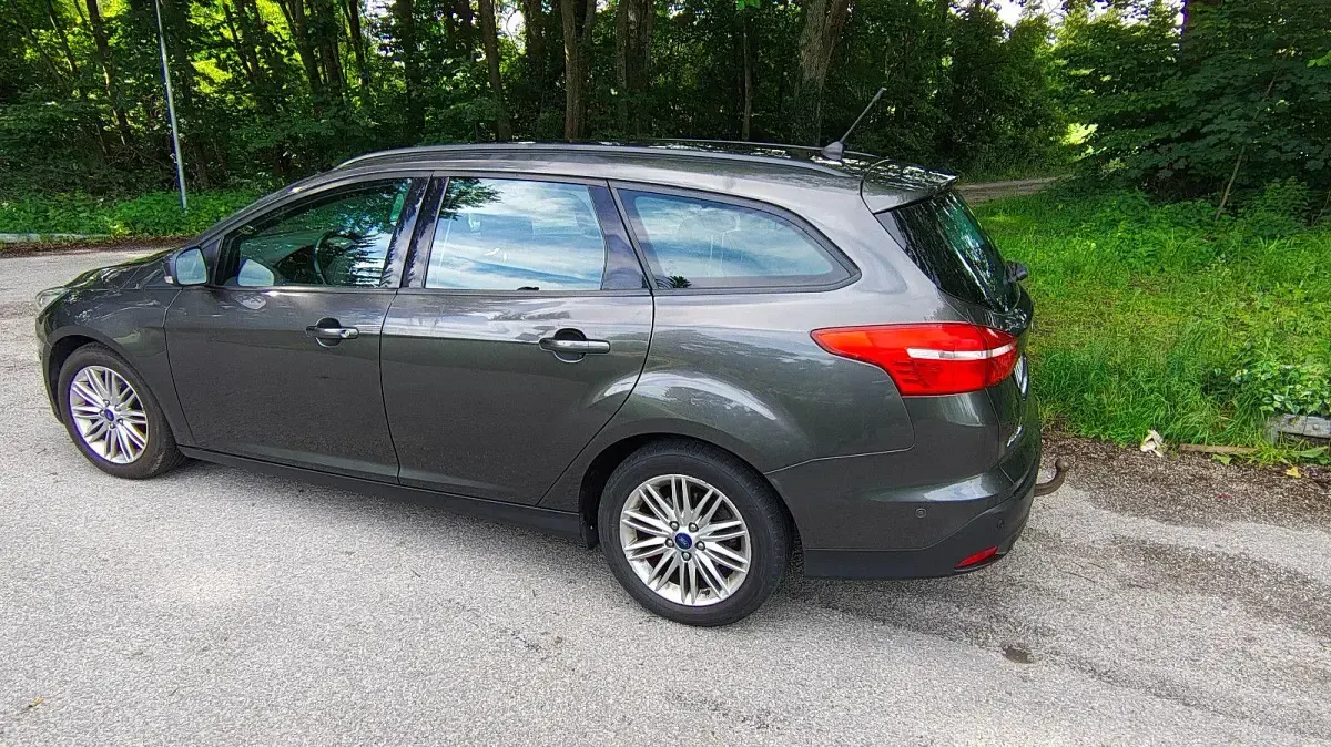 Gebraucht Ford Focus Titanium 120 PS (88 kW) 2018 Grau Limousine