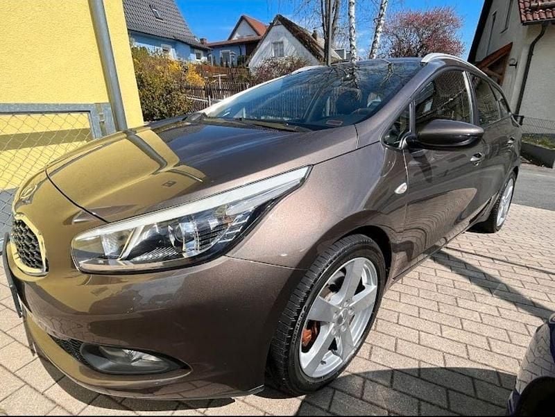 Gebraucht Kia Ceed Sportswagon Spirit 128 PS (94 kW) 2013 Braun Kombi