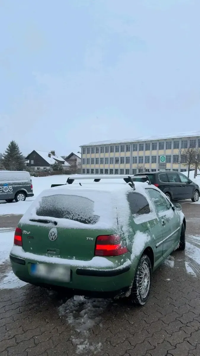 Second-hand VW Golf IV 101 CP (74 kW) 2002 Verde Berlinǎ
