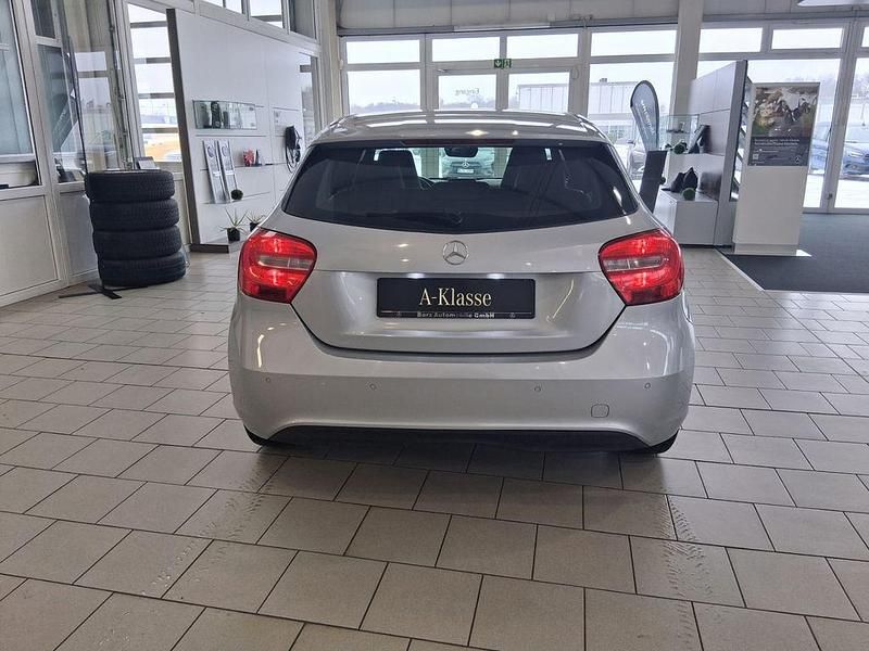 Gebraucht Mercedes A180 Style 122 PS (89 kW) 2014 Polarsilber  metalliclack (metallic) Limousine
