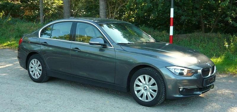 Mineralgrau Gebraucht 2014 BMW 316 Limousine | 12.900 € (Fairer Preis) - Bild 1/4