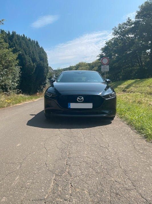 Schwarz Gebraucht 2021 Mazda 3 Selection Limousine | 22.999 € (Etwas zu teuer) - Bild 1/4