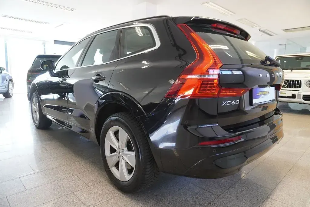 Gebraucht Volvo XC60 Momentum 197 PS (144 kW) 2023 Schwarz SUV