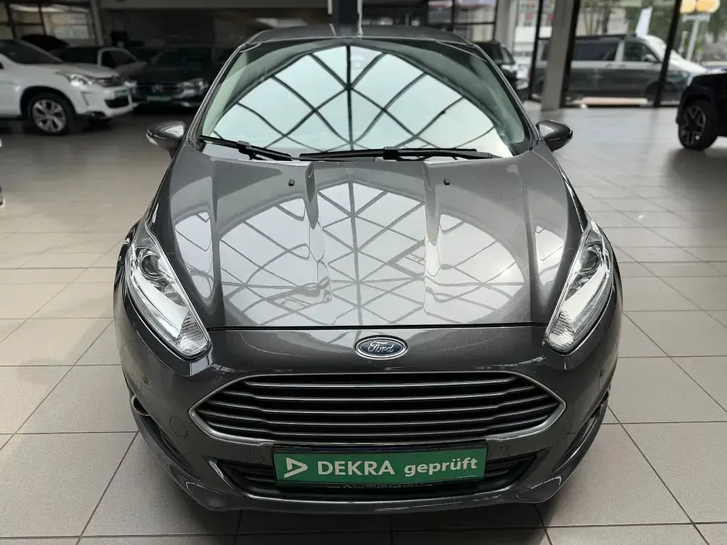 Gebraucht Ford Fiesta Titanium 125 PS (91 kW) 2015 Grau Kleinwagen
