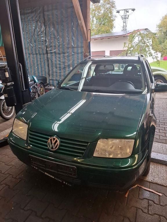 Grün Gebraucht 2001 VW Bora Trendline Limousine | 1.699 € (Superpreis) - Bild 1/4