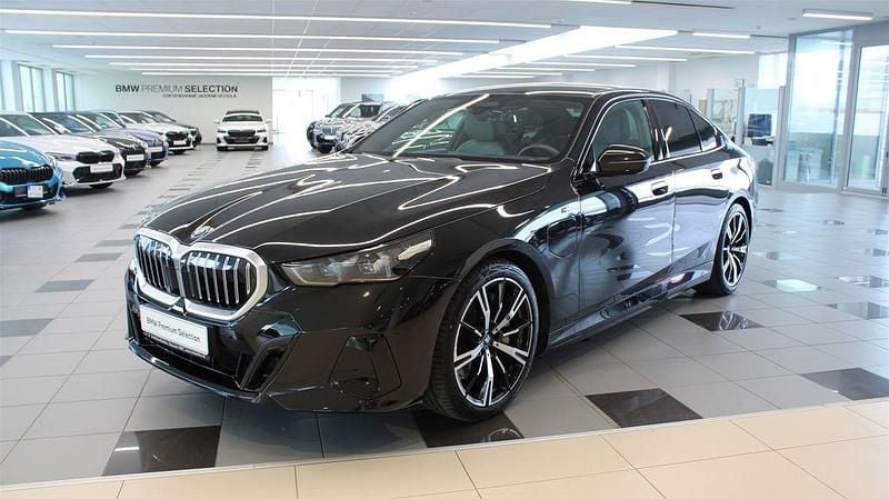 Schwarz Gebraucht 2024 BMW 550e Sport Line Limousine | 72.499 € (Fairer Preis) - Bild 1/3