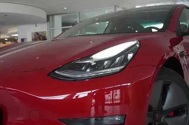 Usata Tesla Model 3 350 kW (476 CV) 2019 Rosso Berlina