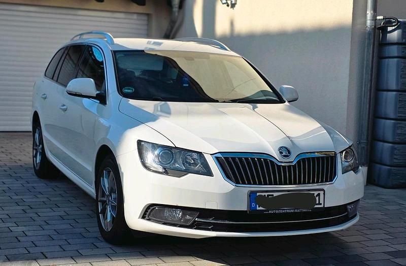 Weiß Gebraucht 2014 Skoda Superb Ambition Kombi | 8.500 € (Guter Preis) - Bild 1/4