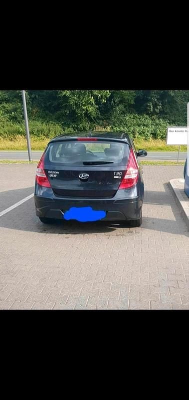 Schwarz Gebraucht 2011 Hyundai i30 Limousine | 4.000 € (Etwas zu teuer) - Bild 1/4