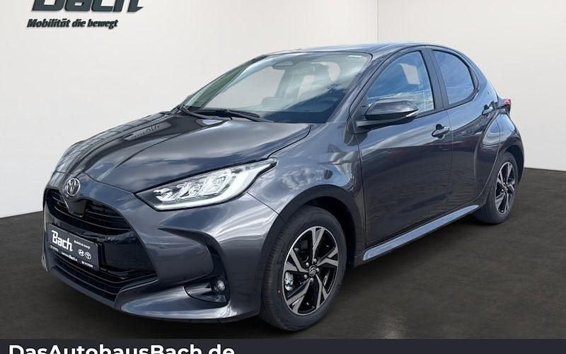 Neu Toyota Yaris Hybrid 116 PS (85 kW) 2025 Grau Limousine