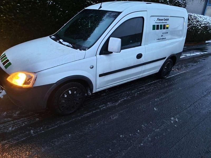 Weiß Gebraucht 2010 Opel Combo Van / Kleinbus | 2.250 € (Fairer Preis) - Bild 1/4