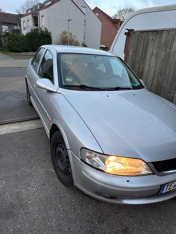 Gebraucht Opel Vectra Edition 116 PS (85 kW) 2000 Silber Limousine