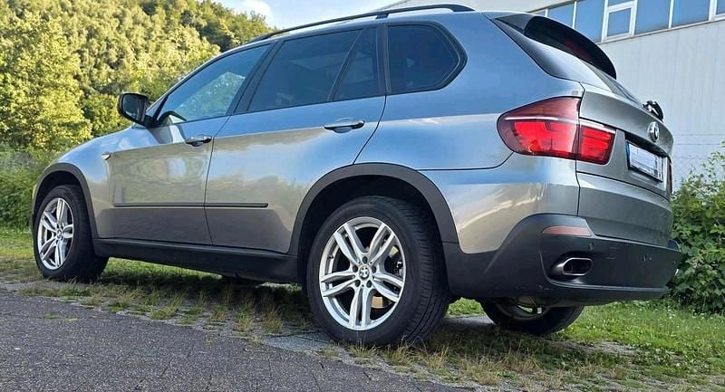 Grau Gebraucht 2009 BMW X5 SUV | 8.699 € - Bild 1/4