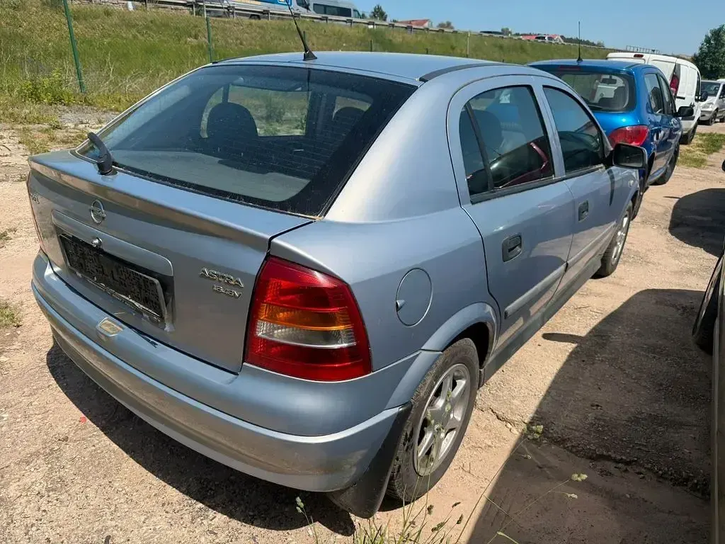 Gebraucht Opel Astra 101 PS (74 kW) 2000 Silber Limousine