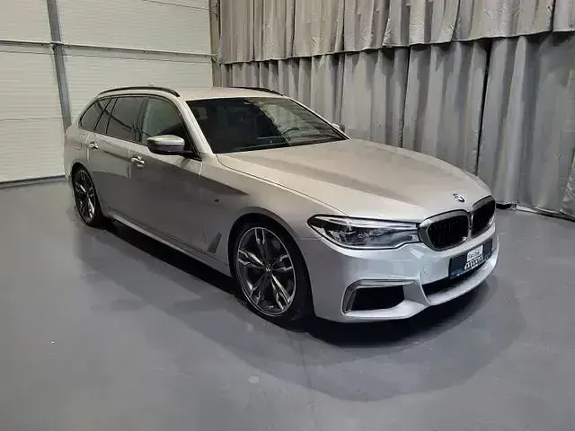 Gebraucht BMW M550 Performance 400 PS (294 kW) 2017 Rhodonitsilber Limousine