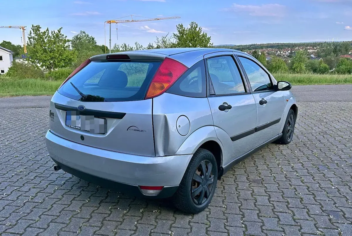 Usado Ford Focus 101 CV (74 kW) 2001 Plateado Utilitario