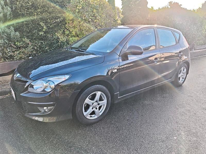 Schwarz Gebraucht 2010 Hyundai i30 Limousine | 2.000 € (Superpreis) - Bild 1/4