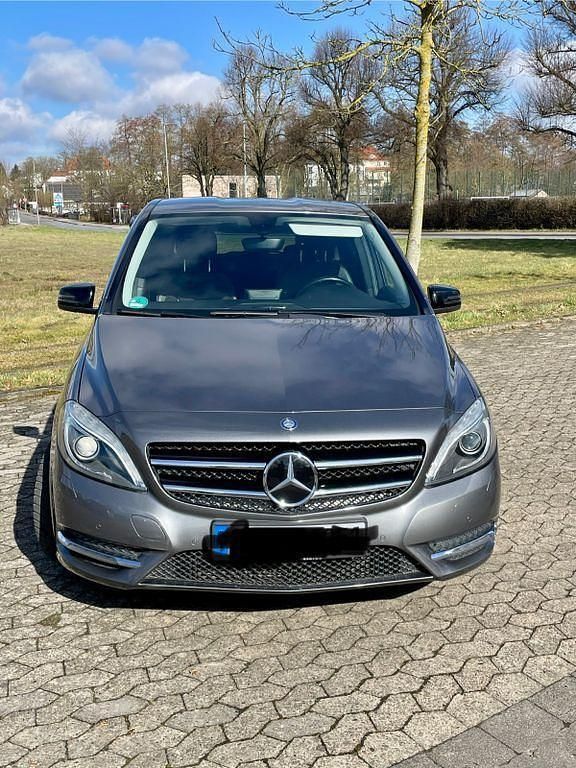 Silber Gebraucht 2014 Mercedes B180 Van / Kleinbus | 14.400 € (Fairer Preis) - Bild 1/4