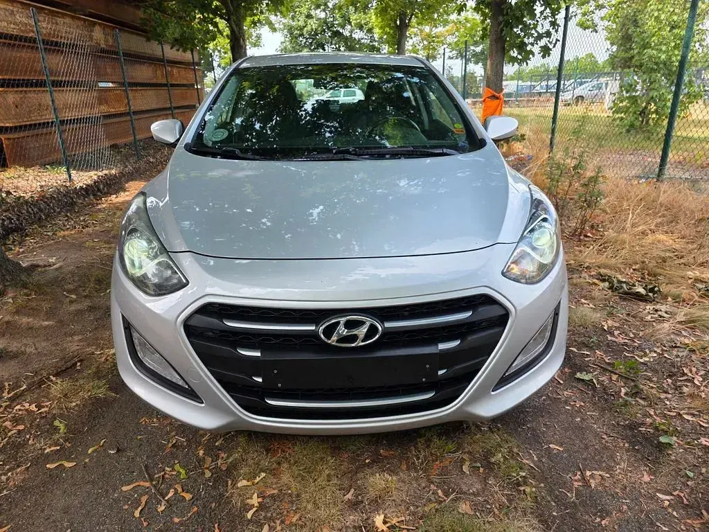 Gebraucht Hyundai i30 Passion Plus 110 PS (80 kW) 2016 Silber Limousine