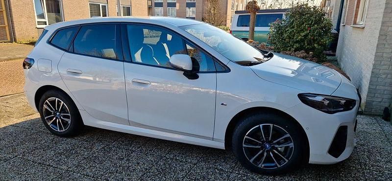 Weiß Gebraucht 2024 BMW 225 Active Tourer M Sport Van / Kleinbus | 38.250 € (Fairer Preis) - Bild 1/4