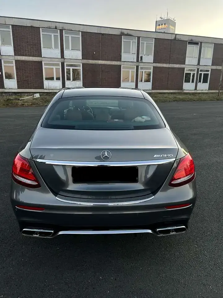 Gebraucht Mercedes E200 AMG line 184 PS (135 kW) 2017 Grau Limousine