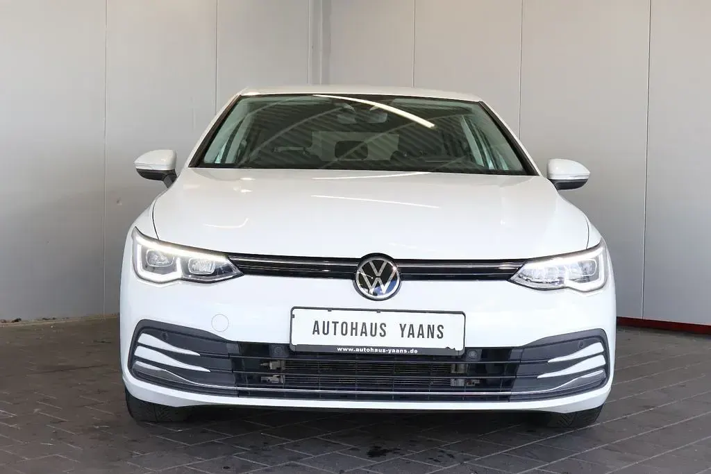 Second-hand VW Golf VIII Active 150 CP (110 kW) 2023 Alb Berlinǎ