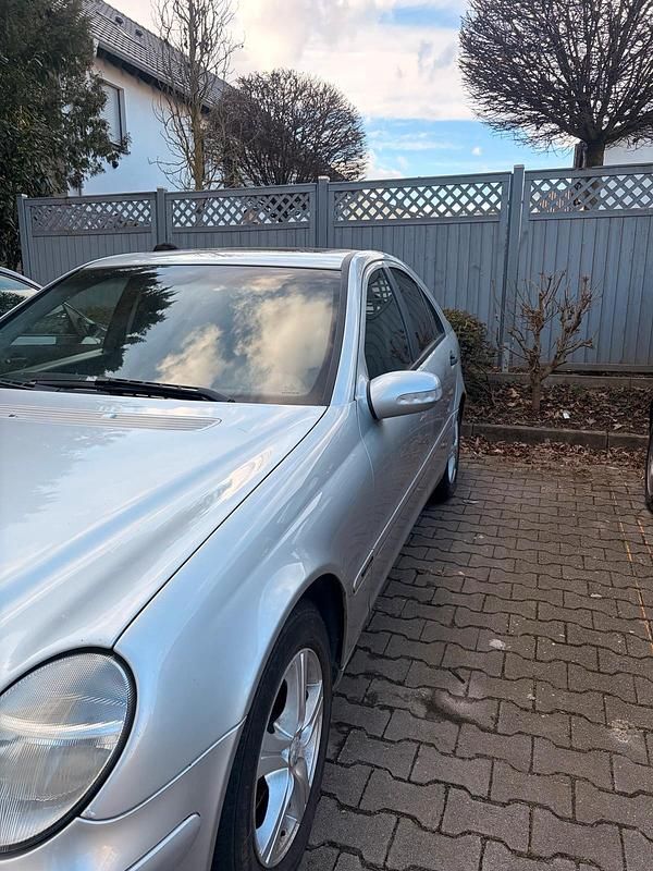 Gebraucht Mercedes C220 147 PS (108 kW) 2003 Silber Limousine