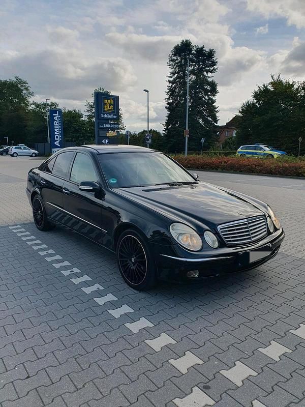 Schwarz Gebraucht 2003 Mercedes E220 Limousine | 3.250 € (Fairer Preis) - Bild 1/4