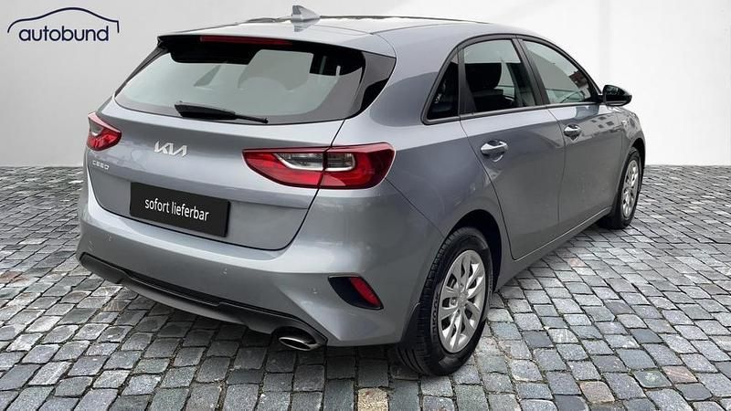 Neu Kia Ceed Best 140 PS (102 kW) 2025 Weiß Kleinwagen