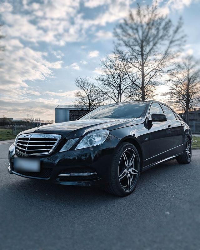 Gebraucht Mercedes E220 Avantgarde 170 PS (125 kW) 2011 Schwarz Limousine