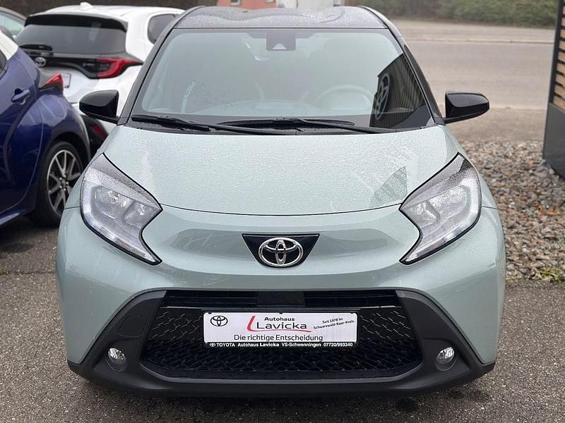 Neu Toyota Aygo X 72 PS (52 kW) 2025 Grün SUV