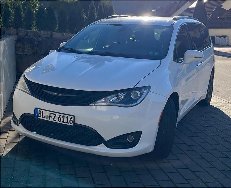Weiß Gebraucht 2018 Chrysler Pacifica Van / Kleinbus | 19.990 € - Bild 1/4