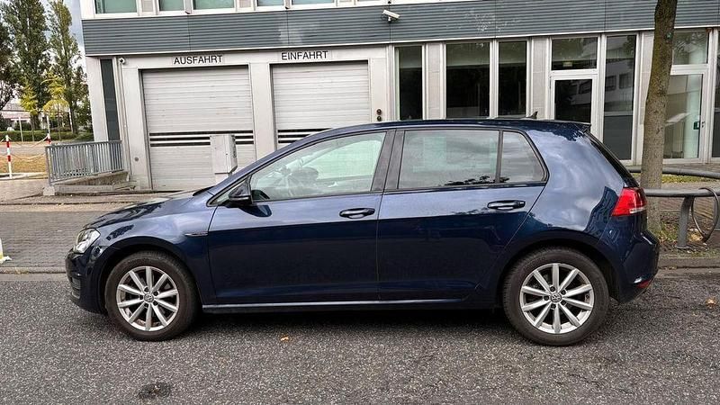 Blau Gebraucht 2015 VW Golf VII Comfortline Limousine | 9.000 € (Fairer Preis) - Bild 1/4