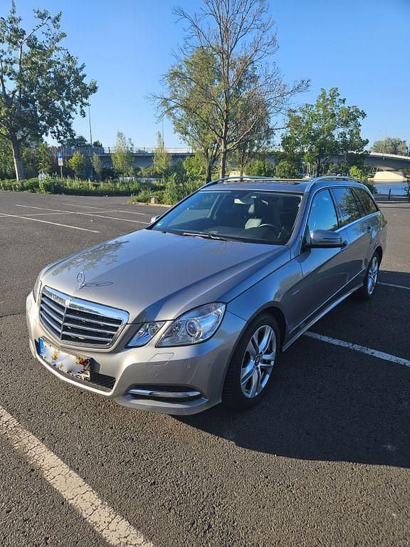 Grau Gebraucht 2012 Mercedes E250 Avantgarde Limousine | 10.999 € (Guter Preis) - Bild 1/4