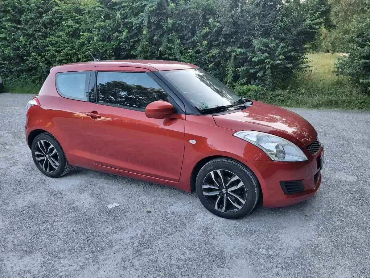 Usado Suzuki Swift 94 CV (69 kW) 2011 Rojo Utilitario